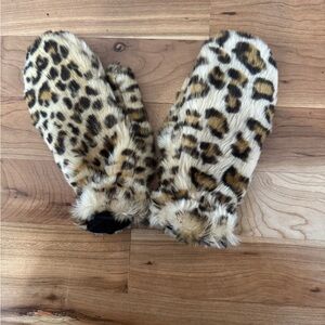 Fluffy leopard mittens